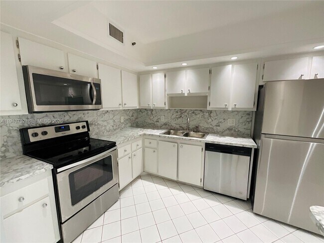 Building Photo - 919 Hillcrest Dr