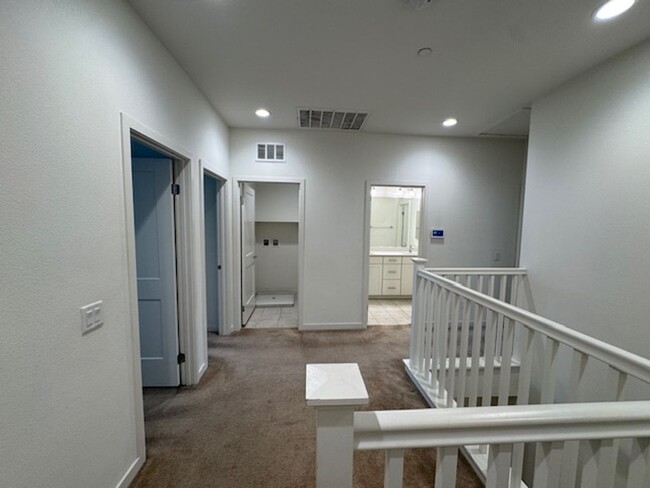 Building Photo - Newer 3 bedroom townhome in Simi Valley