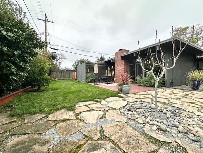 Building Photo - Modern 3 Bed 2 Bath Eichler in North Palo ...
