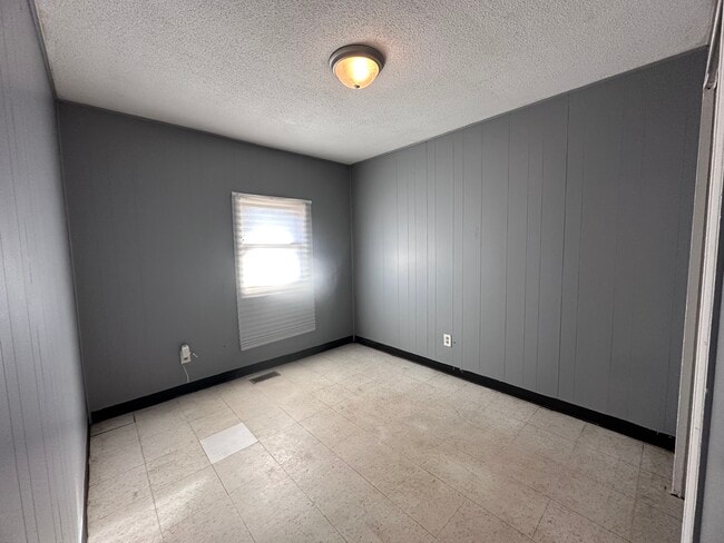 Building Photo - 1001 Shasta-