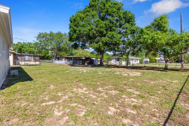 Building Photo - 2525 Forest Dr