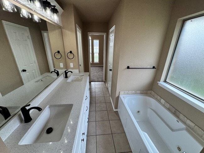 Building Photo - Brand new updates , spacious and a true 4 bedroom home in a gated community in Newcastle! Call us...