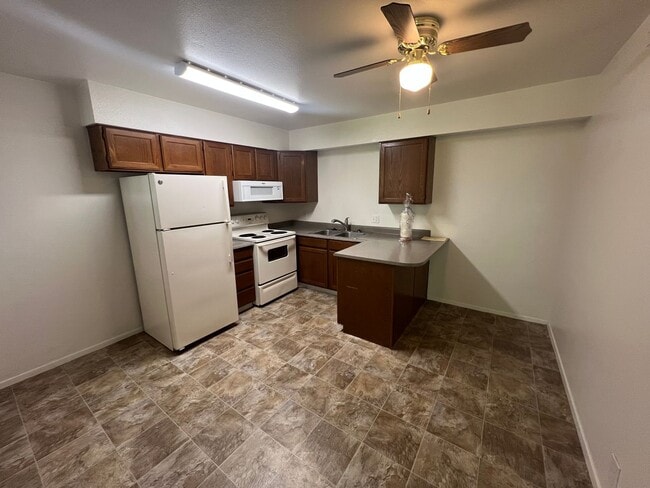 Building Photo - Spacious 2 bed/2 bath in Millcreek-**Move ...