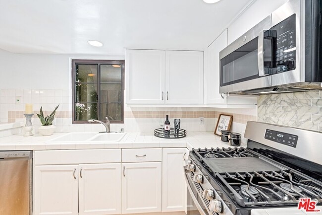 Building Photo - 102 N Sweetzer Ave