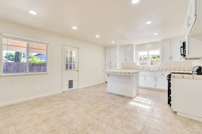Building Photo - BEAUTIFUL 4 BEDROOM HOME WITH SWIMMING POOL!