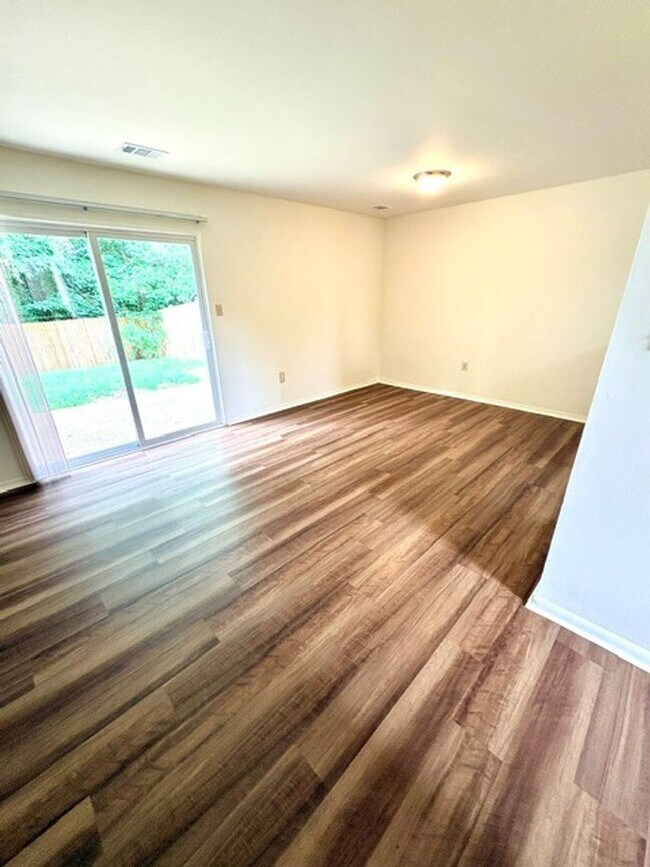 Building Photo - 3 Bedroom Townhouse in Arnold