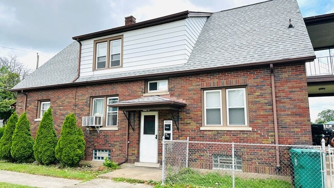 Building Photo - 2498 Woodlawn Ave