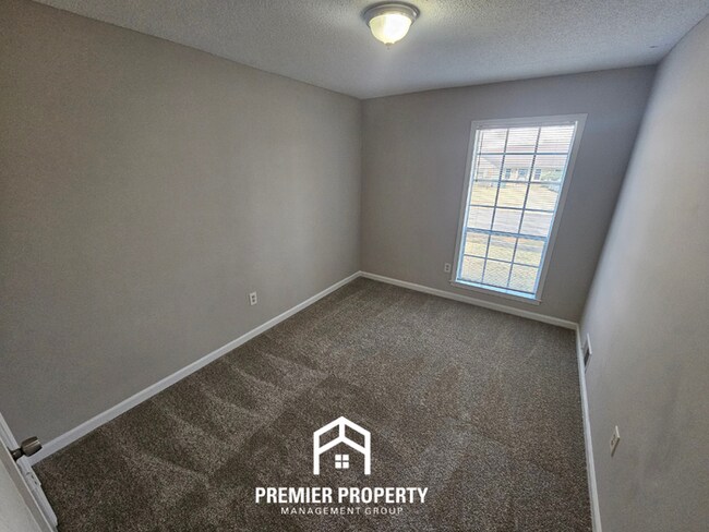 Building Photo - Newly Renovated 5BR Home with 2,334 Sq Ft, Fireplace & Fenced Yard in Memphis