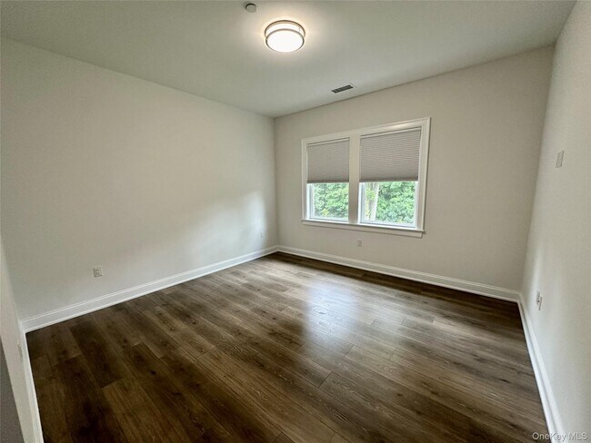 Building Photo - 585 Main St