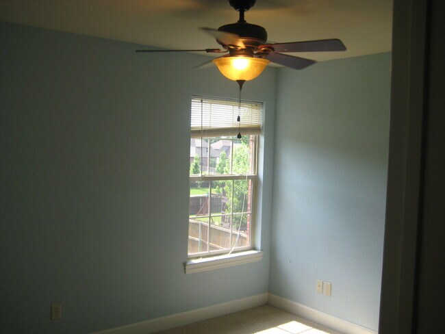 Building Photo - 15 Bluestem Ln