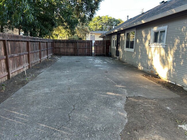 Building Photo - 3 bedroom 2 bath with bonus storage room next to Chico State with Large fenced backyard (Please r...