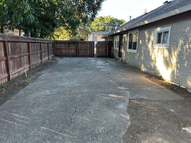 Building Photo - 4 bedroom 2 bath next to Chico State.