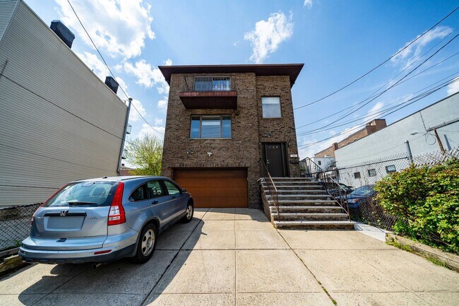 Building Photo - 139 Cambridge Ave