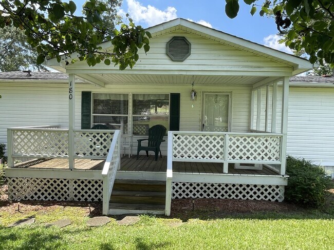 Building Photo - Furnished 3 bedroom 2 full bathroom Manufa...