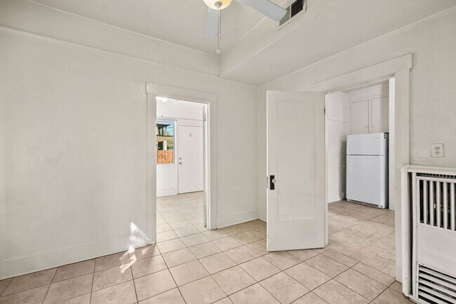 Building Photo - Vintage Bungalow Near University of Arizona