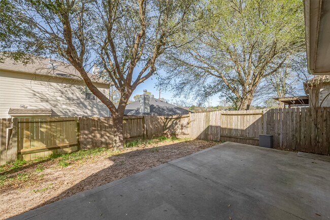 Building Photo - 2202 Highland Crossing Dr