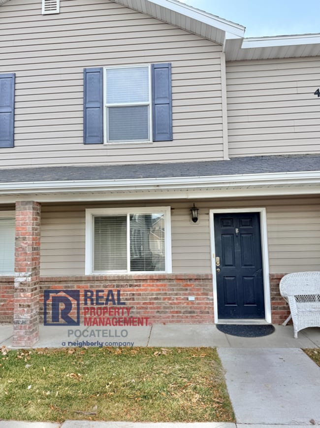 Building Photo - 3 Bed 1.5 Basth townhouse - 1 car garage