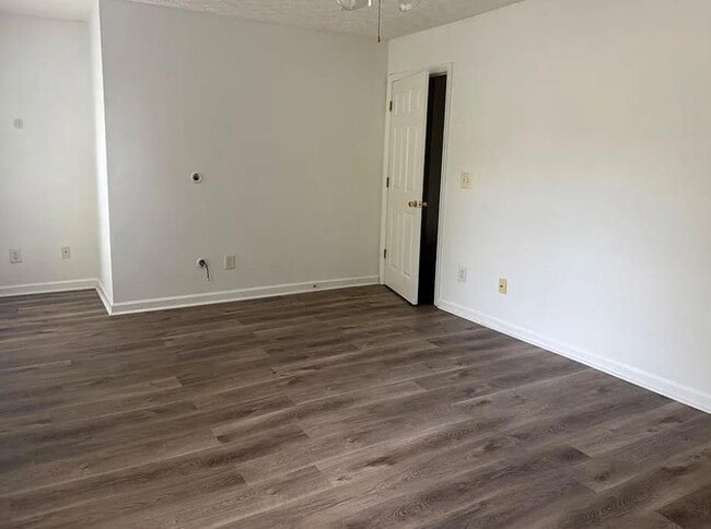 Building Photo - 6016 Leeshire Trace