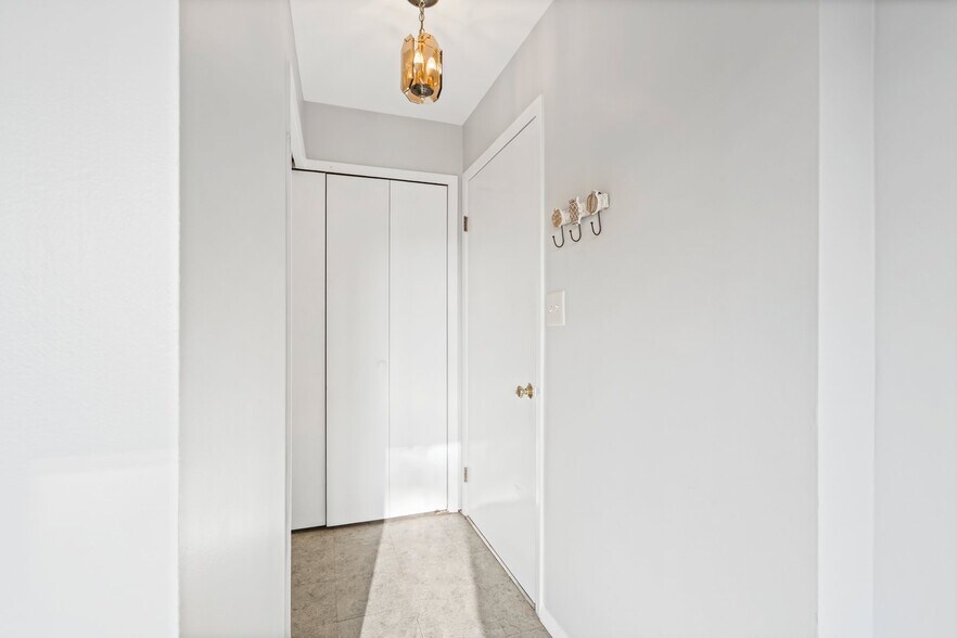 Building Photo - 15 Hillcrest Ave