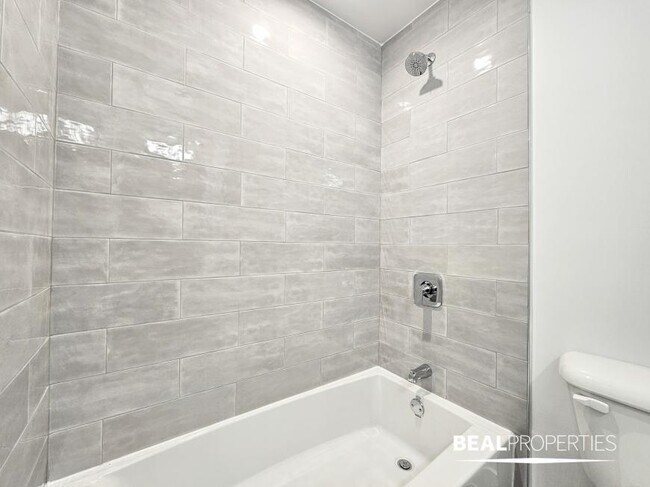 Building Photo - 0 bedroom in CHICAGO IL 60657
