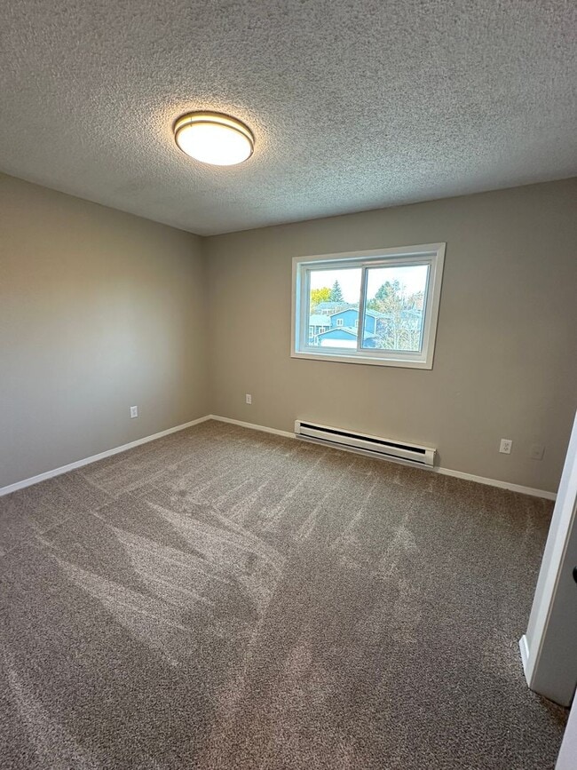 Building Photo - BEAUTIFULLY UPDATED 3 BEDROOM, 2 BATHROOM TWIN HOME WITH ATTACHED 1 CAR GARAGE