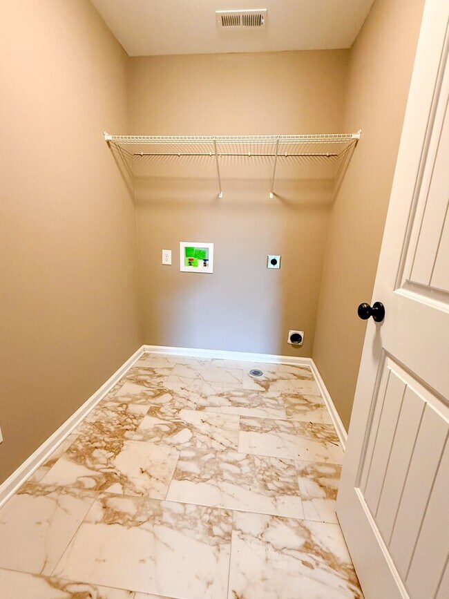 Building Photo - 5 Bedroom 3 Bathroom Home