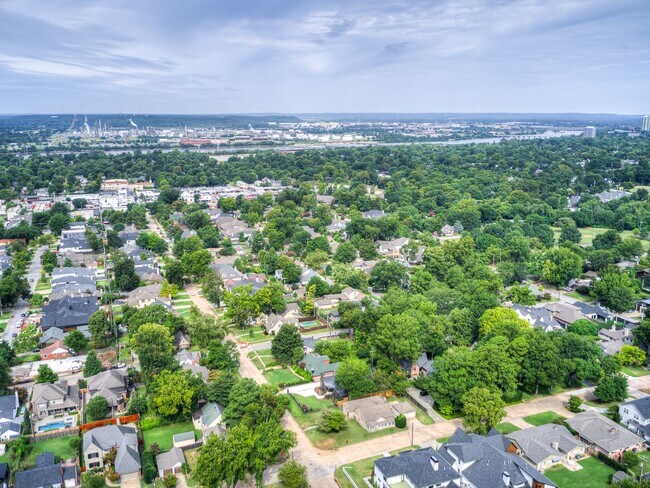 Building Photo - Luxury Living in the Heart of Tulsa