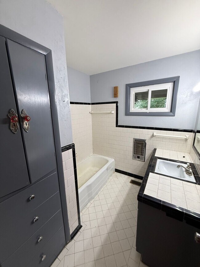 Building Photo - 3 Bed/1 Bath House