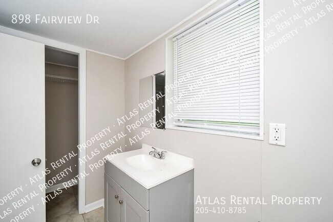 Building Photo - 898 Fairview Dr NE