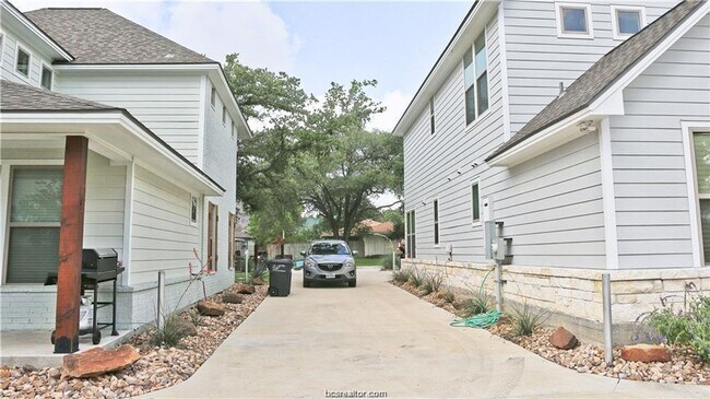 Building Photo - 297 Glade St