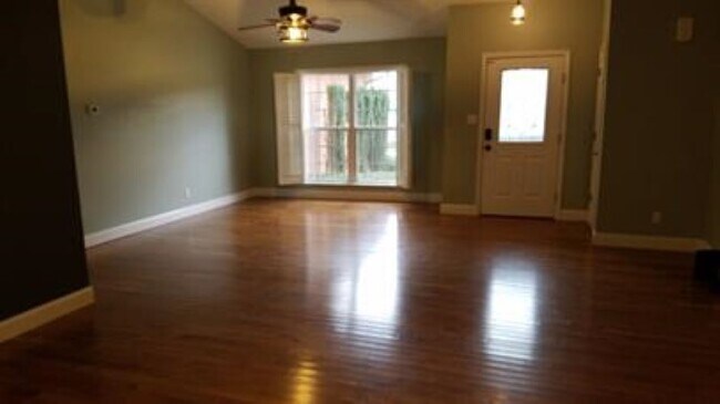 Building Photo - 2108 Cherokee Dr