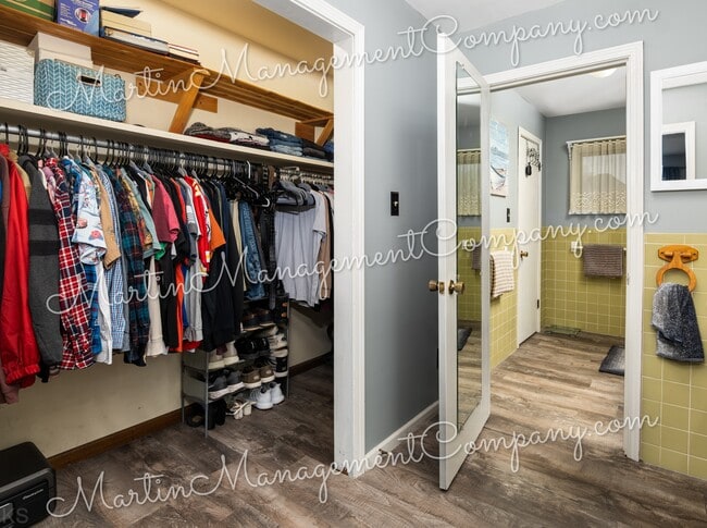 Building Photo - 906 S Barrett Ave