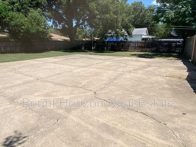 Building Photo - 1017 Mullins St