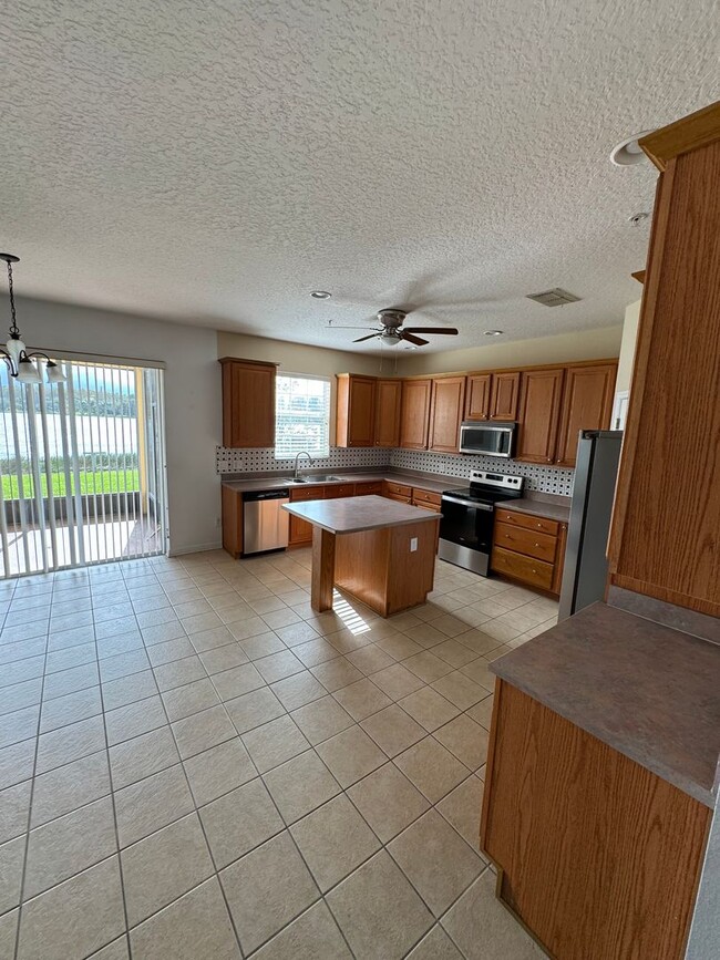 Building Photo - WELL MAINTAINED 4 BDRM 3.5 BATH HOME LOCAT...