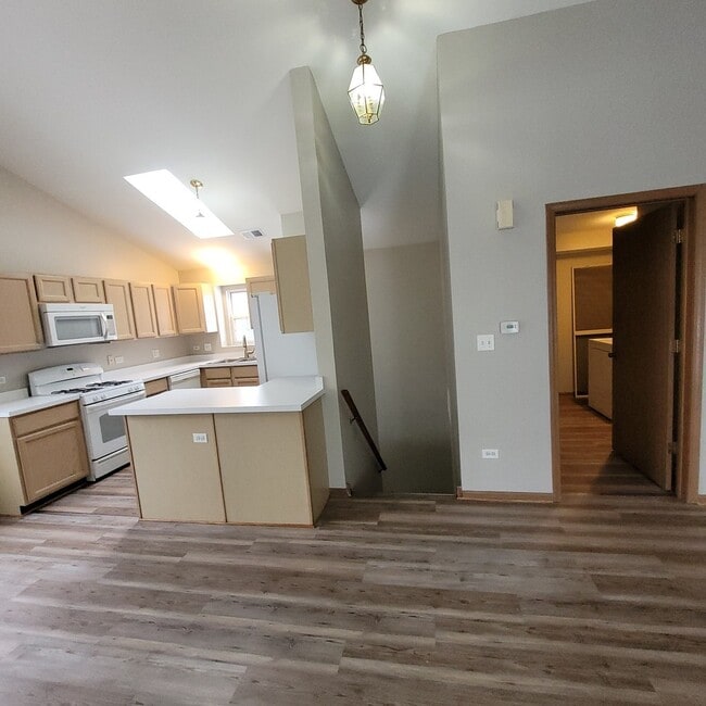 Building Photo - 1934 Heron Ave