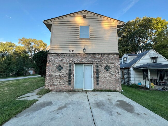 Building Photo - Spacious 3 bedroom 2.5 bath home.