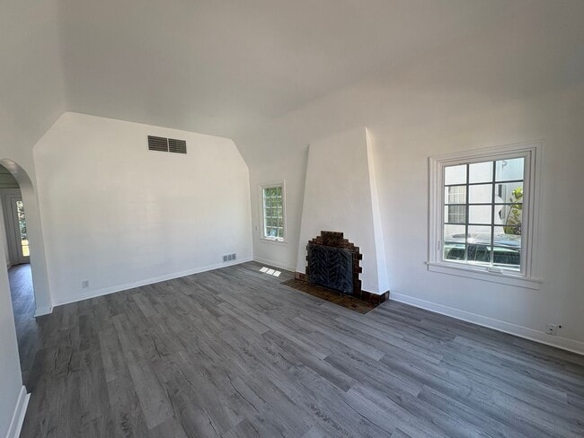 Building Photo - Charming Tudor Style 3 Bed 1.5 Bath PLUS Studio Guest House complete with kitchen and bath!