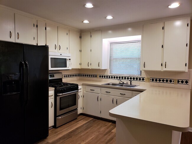 Building Photo - 2318 Vinkara Dr