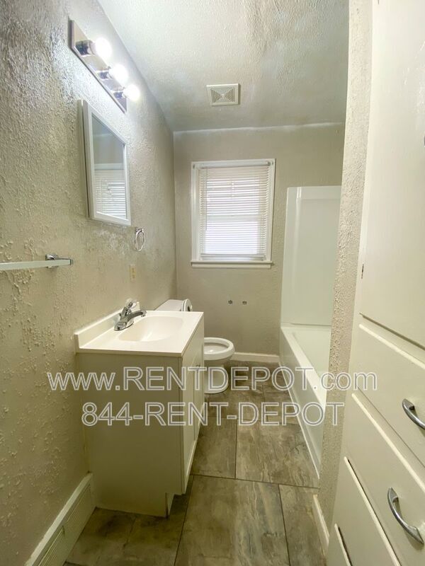 Building Photo - 715 E Riverside Dr