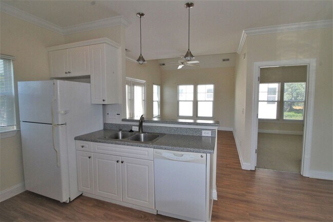 Building Photo - 2BR, 2BA Duplex with Close Water Access fo...
