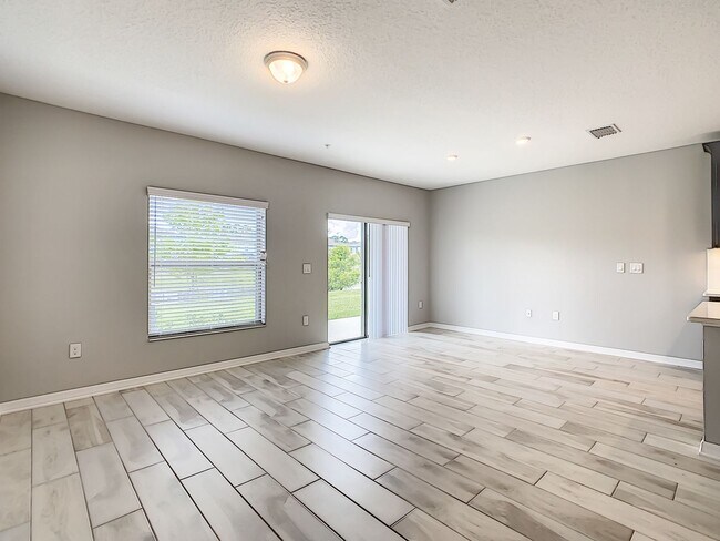 Building Photo - Stylish 3-Bedroom Townhome in Gated Sanfor...