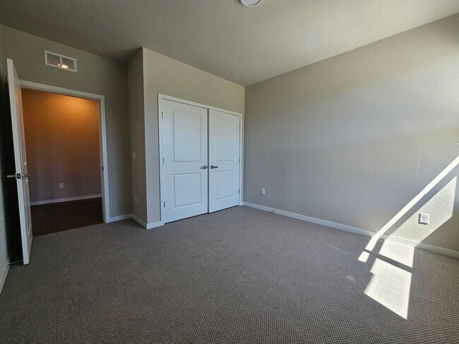 Building Photo - Gorgeous and Bright 2 Bed 2 Bath Large 3rd...