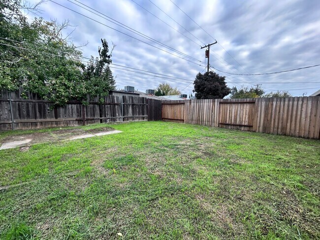 Building Photo - 10149-10151 Satow Drive