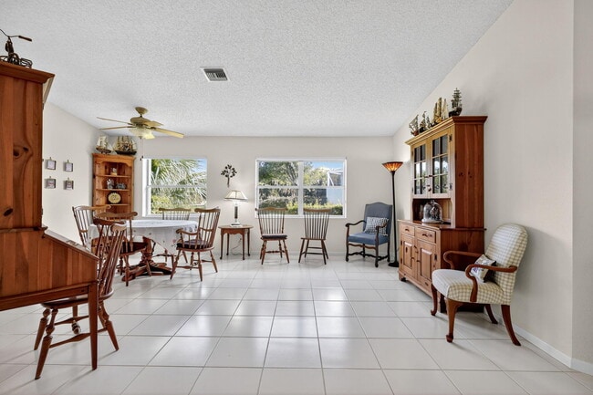 Building Photo - 1520 S Club Dr