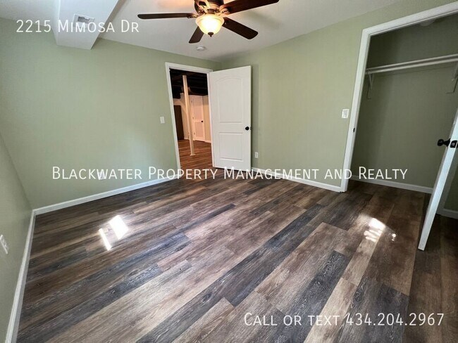 Building Photo - 2215 Mimosa Dr