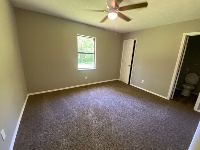 Building Photo - Newly remodeled 3 bedroom 2 bath home with...