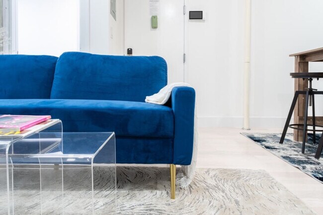 Building Photo - 402 E 11th St