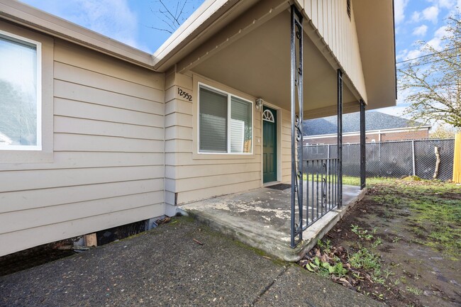 Building Photo - Spacious 5 bed/2 bath in SE Portland