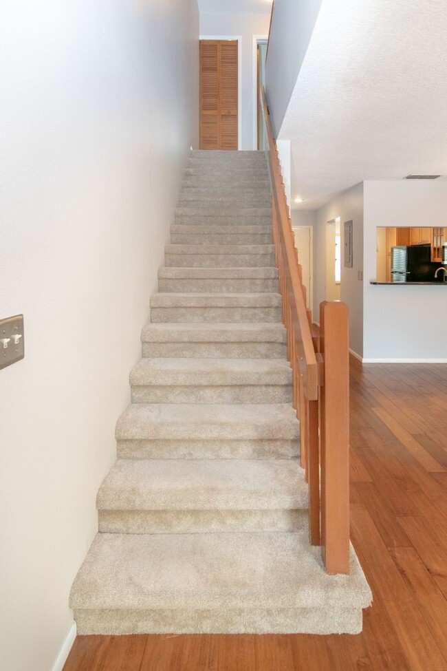 Building Photo - Cozy Move-in ready 2 Bed / 2.5 Bath Townho...
