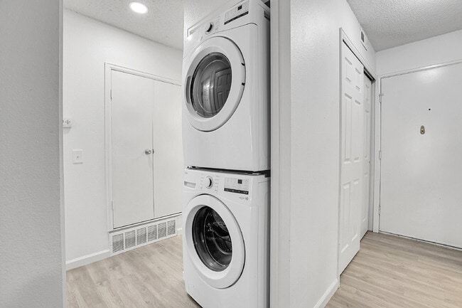 Building Photo - $1,195.95, 1-bed, 1-bath floor-level condo located in Aurora.